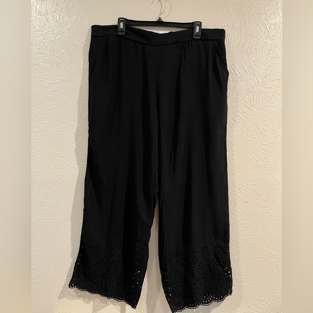 LOFT Black Capri pants